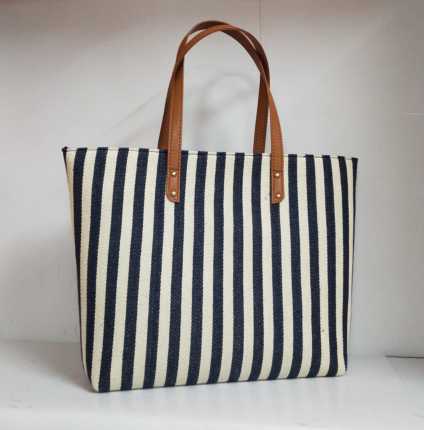 Style n Fashions Premium Concave Boat-Shaped Handbag