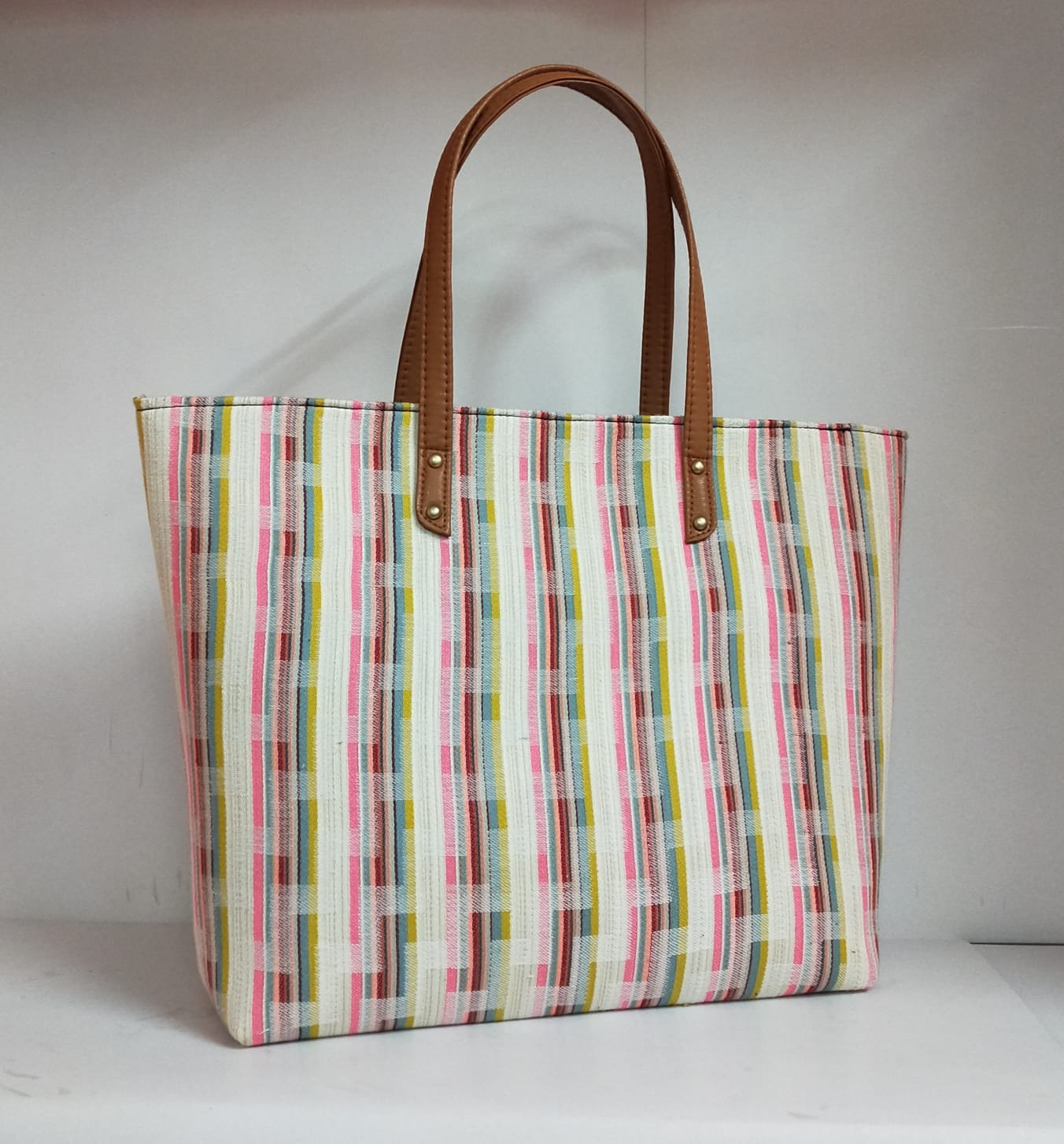 Style n Fashions Premium Concave Boat-Shaped Handbag - Image 2