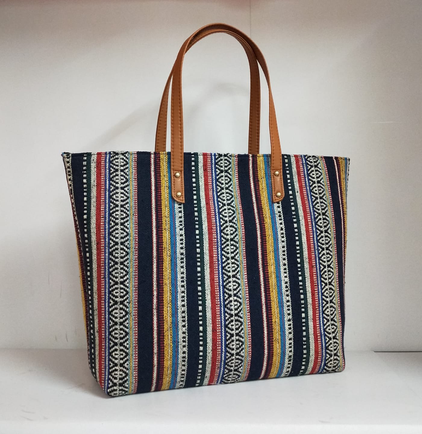 Style n Fashions Premium Concave Boat-Shaped Handbag - Image 3