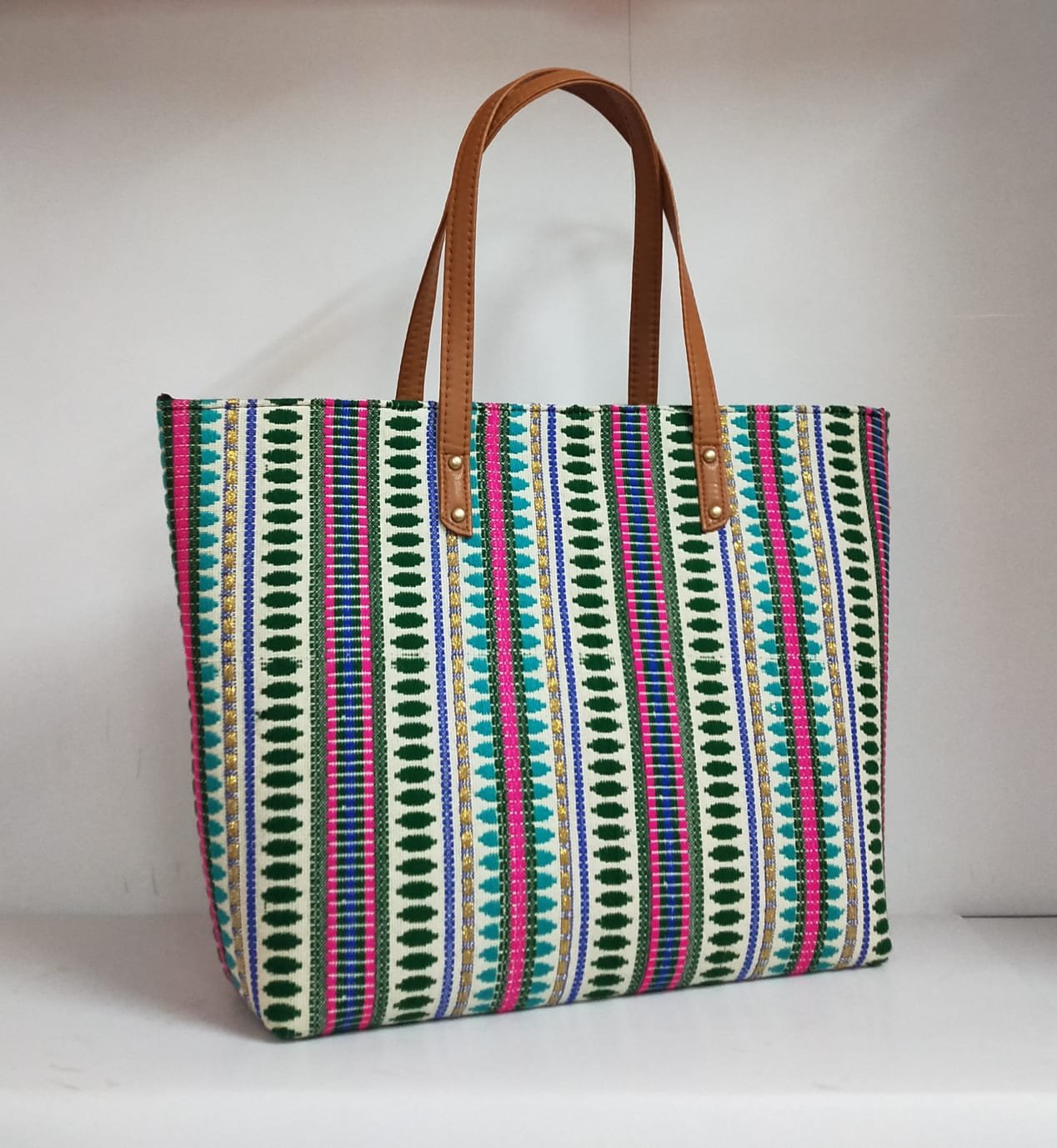 Style n Fashions Premium Concave Boat-Shaped Handbag - Image 4