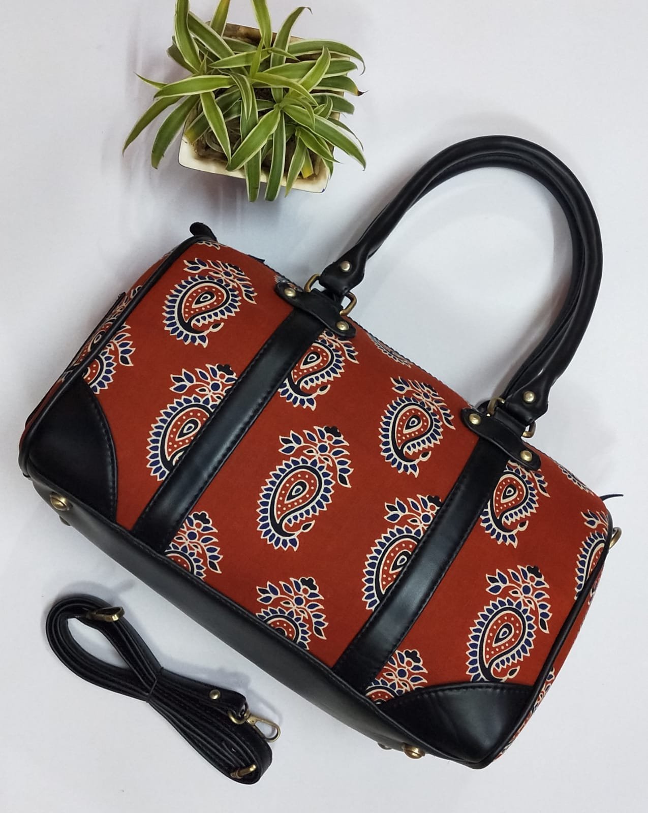 Style N Fashions Elegantly Crafted Weekender Bag